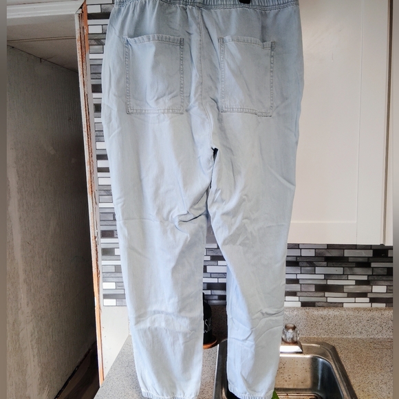 Celebrity Pink light wash Capri pants Large - Picture 2 of 4